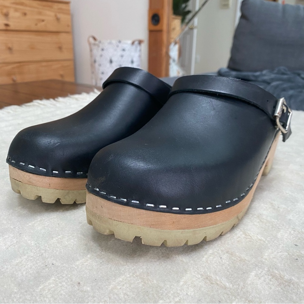 Lotta from Stockholm Classic Black Leather Clogs with Strap and Tractor Sole